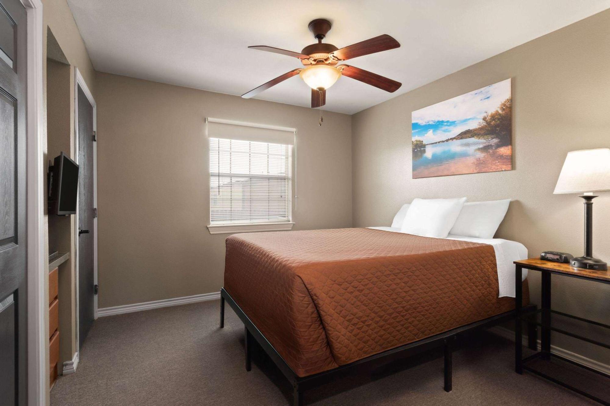 Eagle'S Den Suites Cotulla A Travelodge By Wyndham Eksteriør bilde
