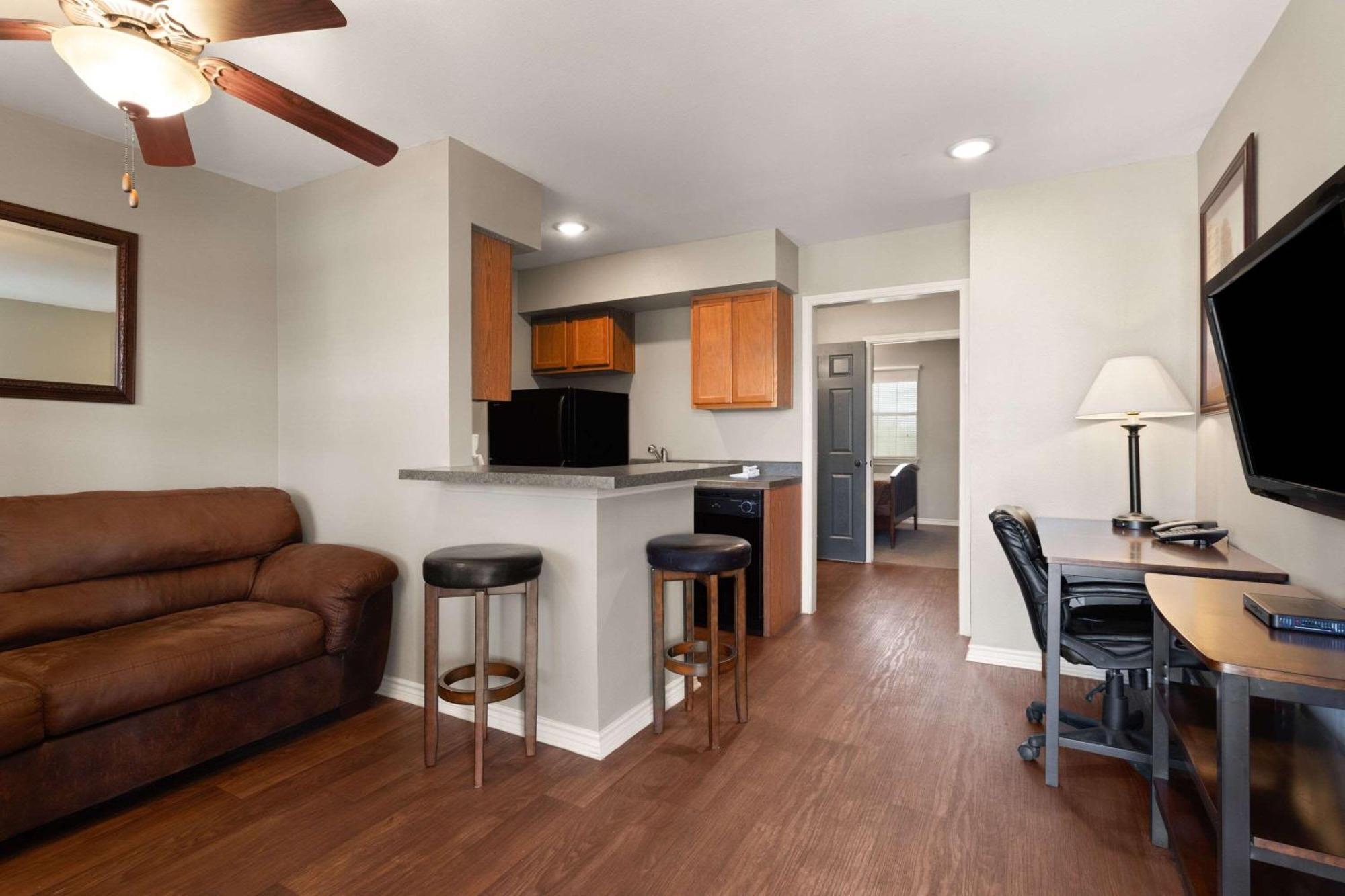 Eagle'S Den Suites Cotulla A Travelodge By Wyndham Eksteriør bilde