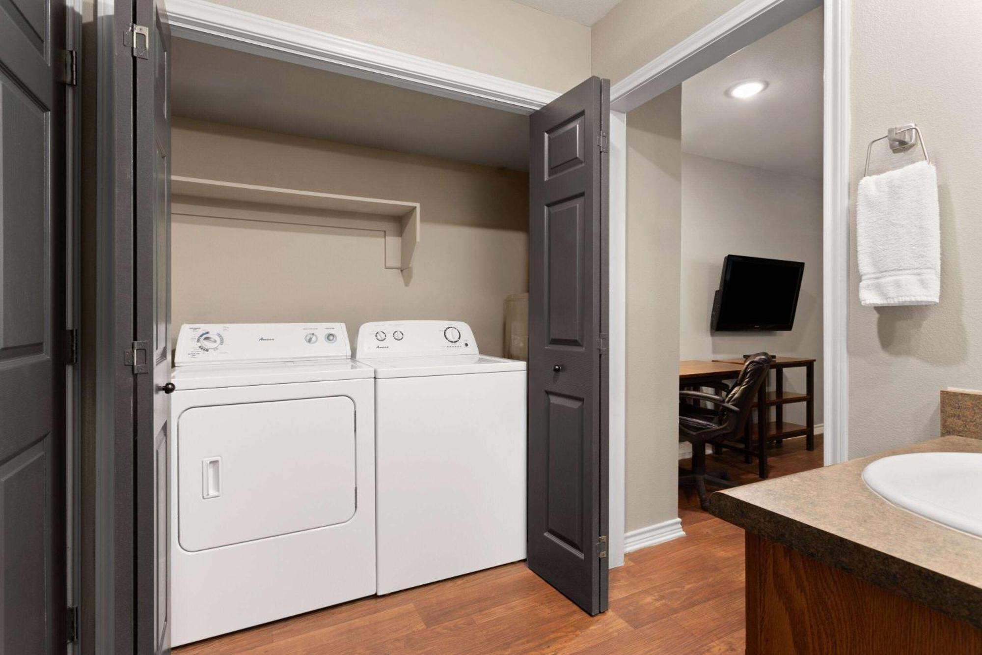Eagle'S Den Suites Cotulla A Travelodge By Wyndham Eksteriør bilde