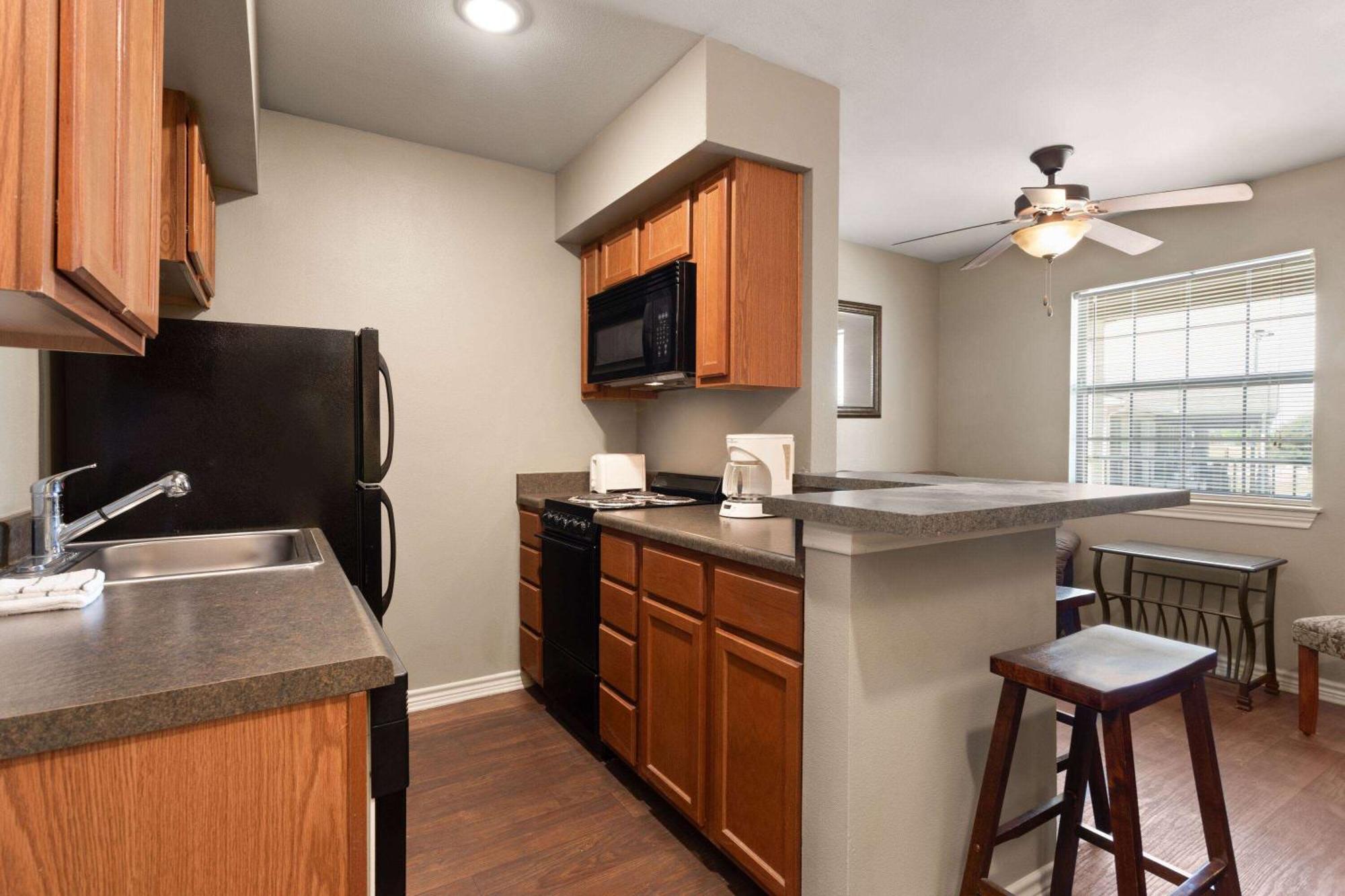 Eagle'S Den Suites Cotulla A Travelodge By Wyndham Eksteriør bilde