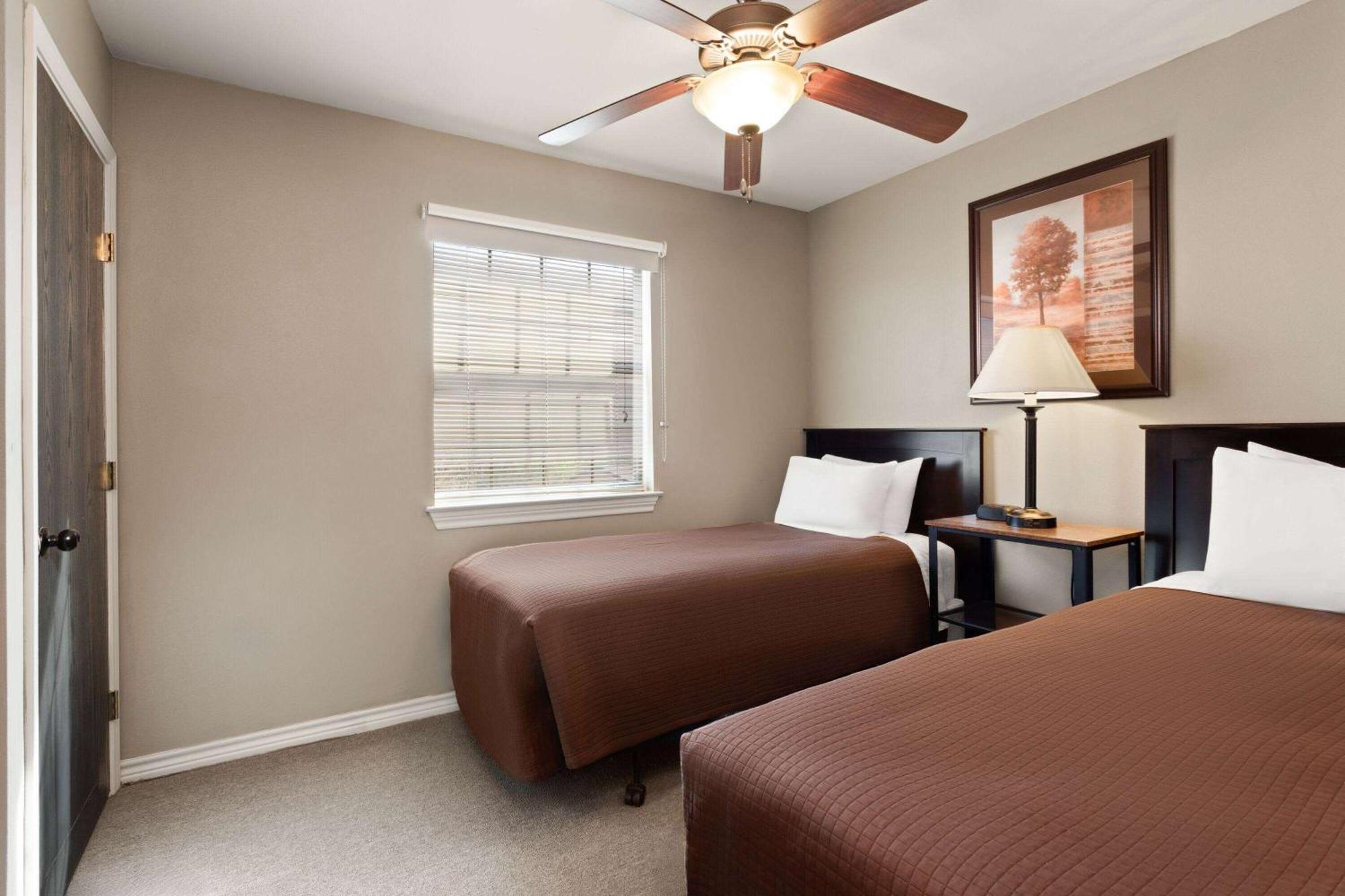 Eagle'S Den Suites Cotulla A Travelodge By Wyndham Eksteriør bilde