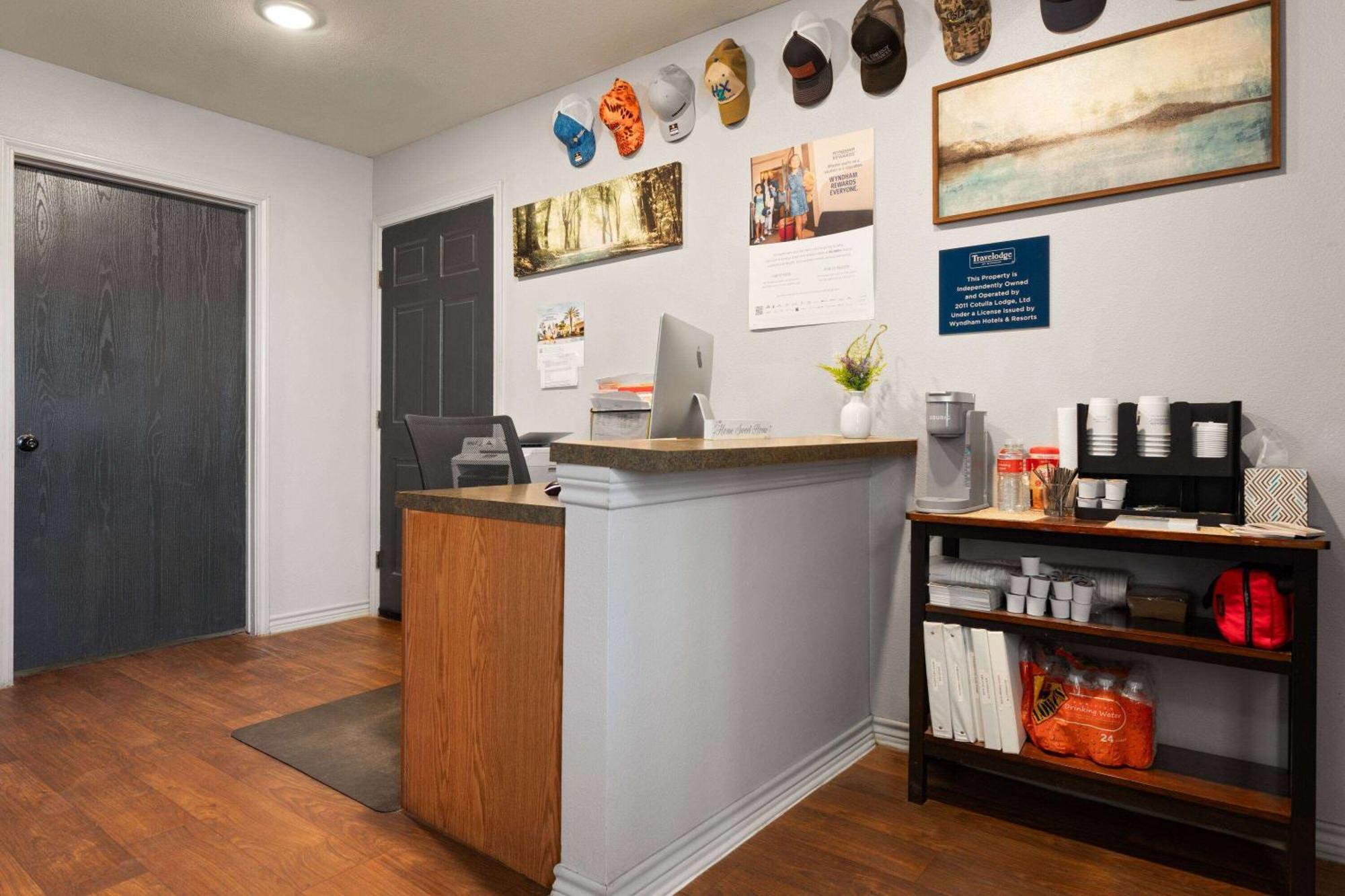 Eagle'S Den Suites Cotulla A Travelodge By Wyndham Eksteriør bilde