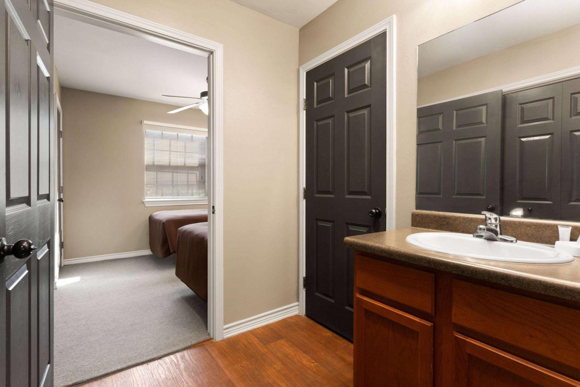 Eagle'S Den Suites Cotulla A Travelodge By Wyndham Eksteriør bilde