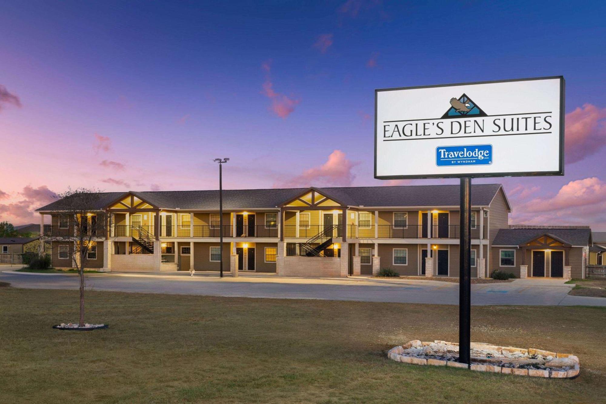 Eagle'S Den Suites Cotulla A Travelodge By Wyndham Eksteriør bilde