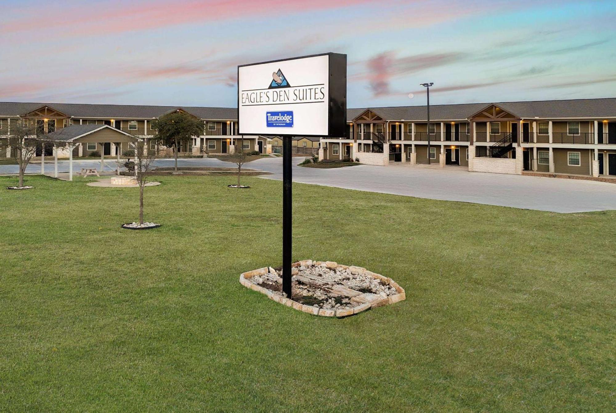 Eagle'S Den Suites Cotulla A Travelodge By Wyndham Eksteriør bilde