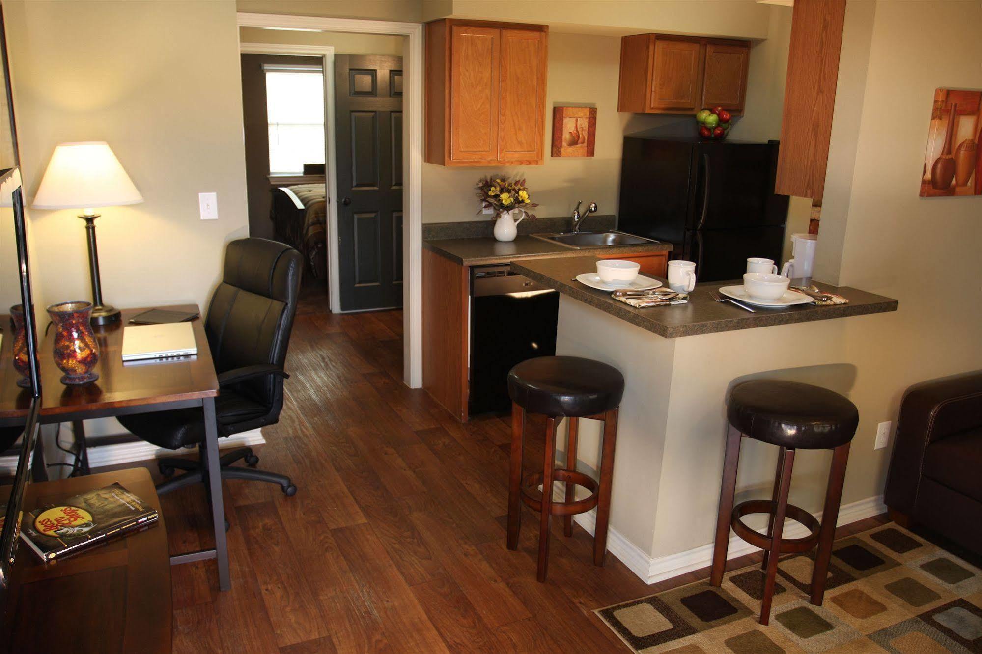 Eagle'S Den Suites Cotulla A Travelodge By Wyndham Eksteriør bilde
