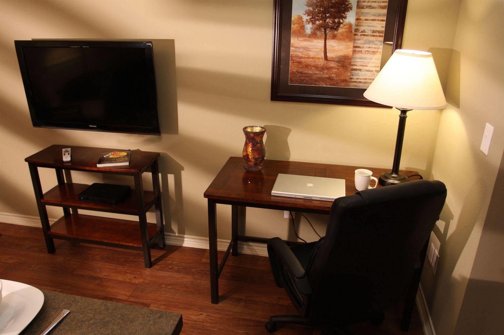 Eagle'S Den Suites Cotulla A Travelodge By Wyndham Eksteriør bilde