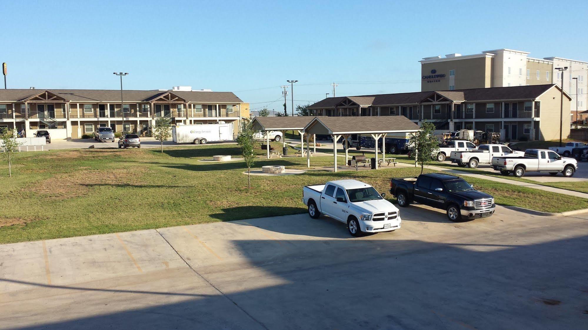 Eagle'S Den Suites Cotulla A Travelodge By Wyndham Eksteriør bilde